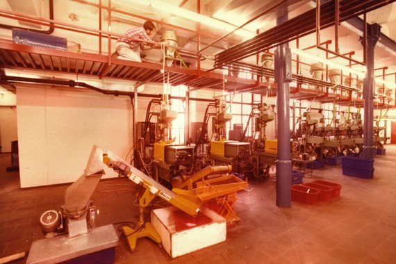 Fabryka igus w Lochermuehle z wtryskarką